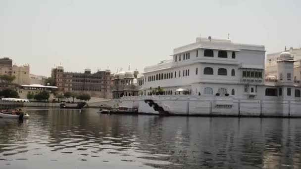 Video Hecho Desde Barco Movimiento Video Muestra Las Casas Orilla — Vídeos de Stock