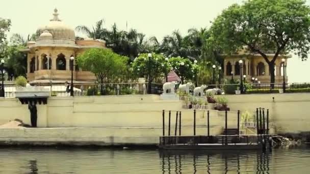 皮科霍拉湖和印度拉贾斯坦邦乌代普尔的建筑物 从一艘移动的船拍摄的录像 制作视频的那艘船在印度王宫上空漂浮着 — 图库视频影像