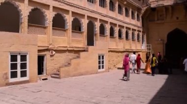 Jodhpur, Rajasthan, Hindistan - 05.03.2019. Tarihi Mehrangarh Kalesi ve Müzesi 'nin güzel dış duvarları. Turistler müzenin etrafında dolaşıyorlar.