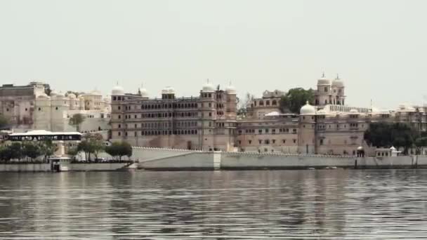 著名旅游胜地乌代普尔市全景 皮科拉湖岸边的房屋 哥特和故宫 印度拉贾斯坦邦岸上有可见的房屋和水中的倒影 — 图库视频影像