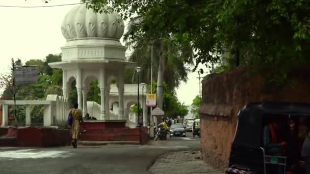 Udaipur India 2019 우다이푸르 주민들은 오토바이를 남자들 근처에서 얘기하고 — 비디오