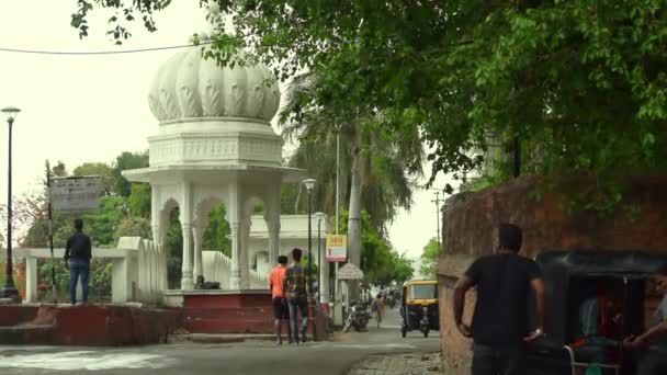 印度乌代普尔 2019 乌代普尔当地居民沿街步行和骑摩托车 男人们在土拨鼠附近说话 — 图库视频影像