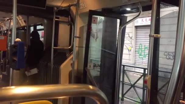 Turin Italien 2020 Coronavirus Staden Maskerade Människor Buss Observerar Ett — Stockvideo