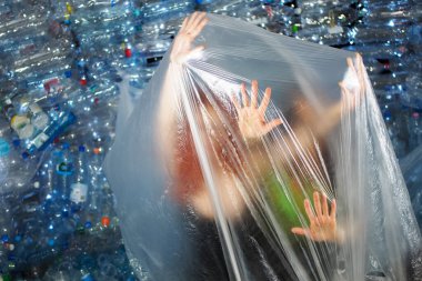 Kendimizi etrafımızı saran plastiğe karşı savunalım.