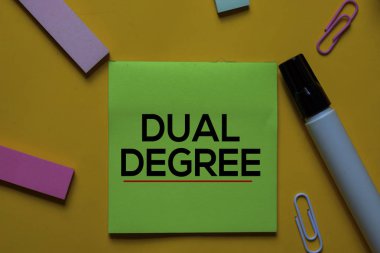 Yapışkan notlar üzerine çift diplomalı metin. Ofis masası geçmişi.