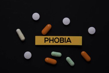 Yapışkan notlar üzerine fobi metni. Ofis masası geçmişi. Tıbbi ya da Sağlık Konsepti