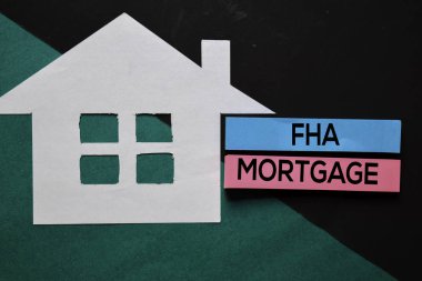 Yapışkan notların üzerindeki Fha Mortgage metni. Ofis masası geçmişi.