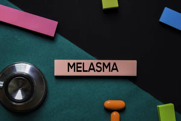 Melasma-Text auf Haftnotizen. Büro Schreibtisch Hintergrund. medizinisches oder Gesundheitskonzept — Stockfoto