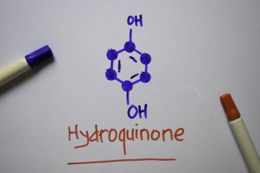 Hidrokinon molekülü beyaz tahtaya yazılır. Yapısal kimyasal formül. Eğitim kavramı