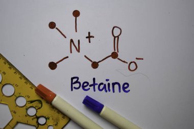 Betaine molekülü beyaz tahtaya yazıyor. Yapısal kimyasal formül. Eğitim kavramı