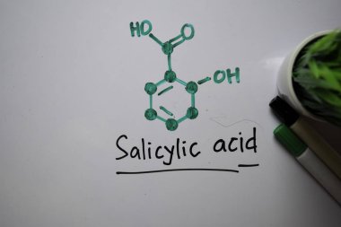 Beyaz tahtada salisilik asit molekülü yazıyor. Yapısal kimyasal formül. Eğitim kavramı