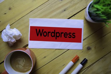 Kağıt mendilin üzerine tahta masa arkaplanı ile yazı yaz