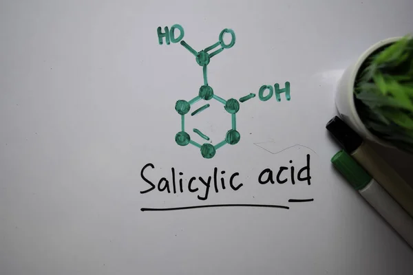 La molécule d'acide salicylique écrit sur le tableau blanc. Formule chimique structurelle. Concept d'éducation — Photo