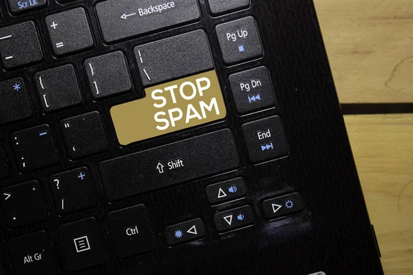 Σταμάτημα εγγραφής Spam στο πληκτρολόγιο που απομονώνεται σε φόντο laptop — Φωτογραφία Αρχείου