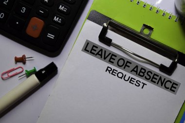 İzole edilmiş beyaz arkaplan üzerine İzin Talebi yazısı.