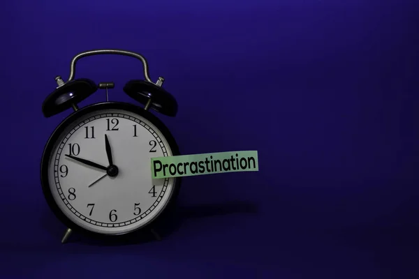 Procrastination escrever em nota pegajosa isolado fundo azul. Conceito de atraso — Fotografia de Stock