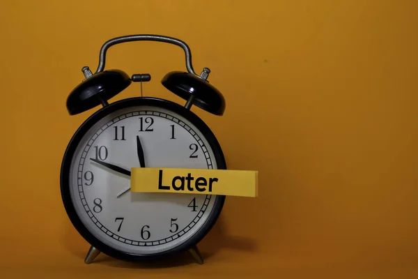 Mais tarde, escreva em nota pegajosa fundo amarelo isolado. Conceito de procrastinação ou atraso — Fotografia de Stock