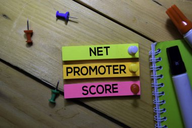 Net Promoter Score - Ofis masasında izole yapışkan notlar nps metin
