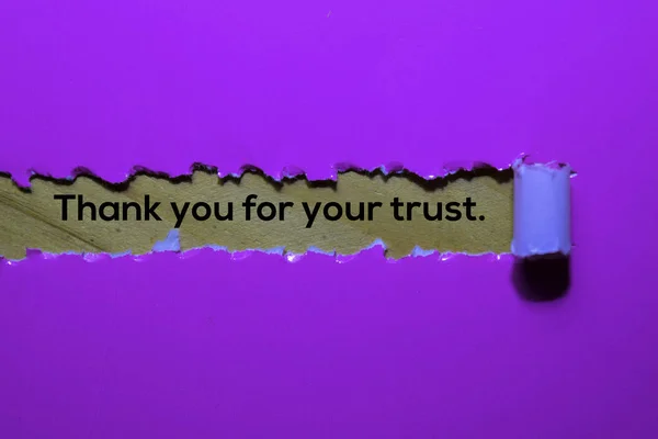 Aus nächster Nähe Danke für Ihr Vertrauen in lila zerrissenes Papier geschrieben — Stockfoto