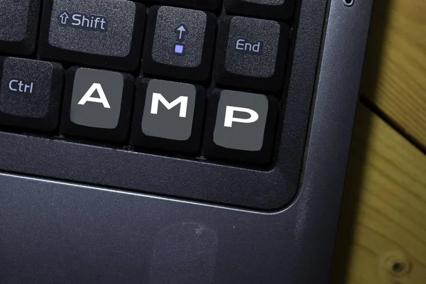 AMP escrever no teclado isolado no fundo do laptop — Fotografia de Stock
