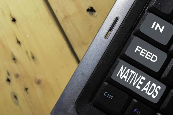 Anúncios nativos In-Feed escrevem no teclado isolado no fundo do laptop — Fotografia de Stock