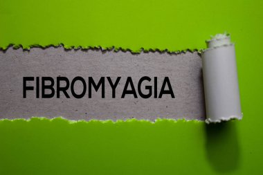 Yırtık kağıda yazılmış Fibromyagia Metni