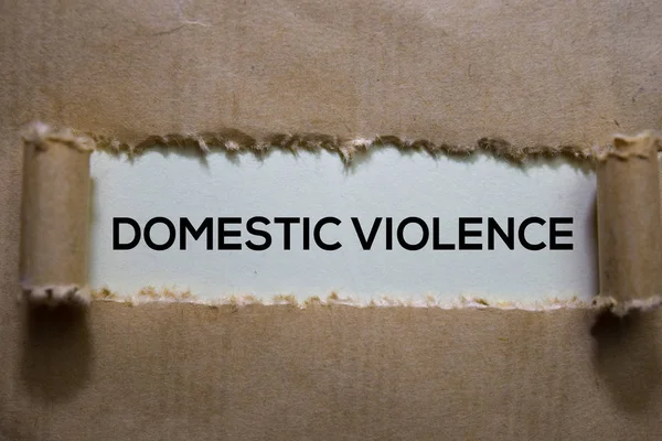 A családon belüli erőszakról szóló szöveg tépett papírra írva — Stock Fotó