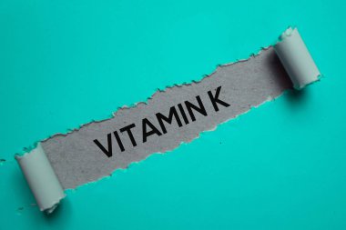Yırtık kağıda yazılmış K vitamini metni. Tıbbi konsept