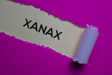 Yırtık kağıda yazılmış Xanax metni. Tıbbi konsept