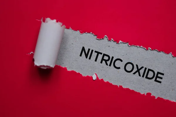 Óxido nítrico Texto escrito en papel roto. Concepto médico — Foto de Stock