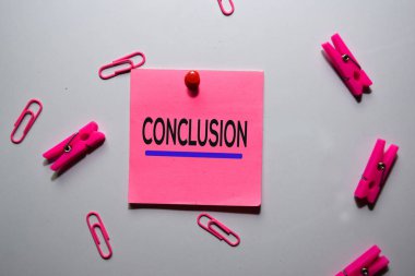 Ofis masasında izole edilmiş yapışkan notlardaki sonuç metni