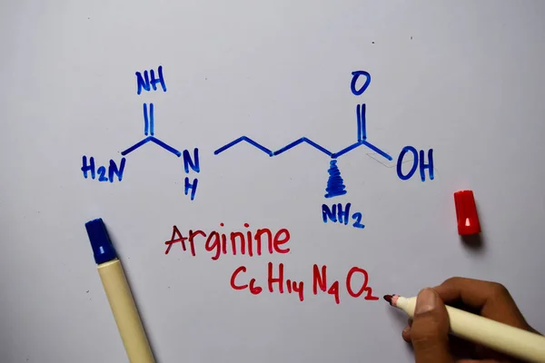 Arginina pisze na białej tablicy. Wzór chemiczny strukturalny. Koncepcja edukacji — Zdjęcie stockowe