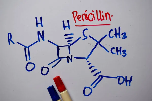 La penicilina escribe en la pizarra blanca. fórmula química estructural. Concepto educativo — Foto de Stock