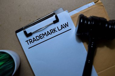 Kahverengi zarfın ve yargıç tokmağının üzerinde tescilli bir kanun var. Adalet ve Hukuk Konsepti