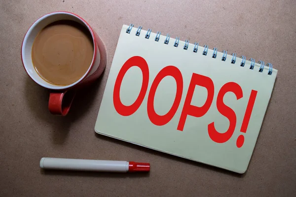 Oeps! Schrijf op een boek. Geïsoleerd op houten tafel — Stockfoto