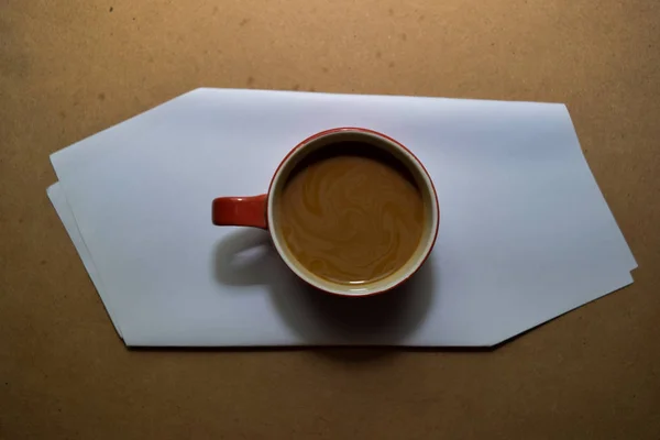 Nahaufnahme Cappuccino in rotem Glas isoliert auf Holztisch — Stockfoto