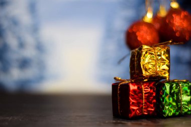 Bokeh arka planında izole edilmiş dekorasyon hediyelerini kapat