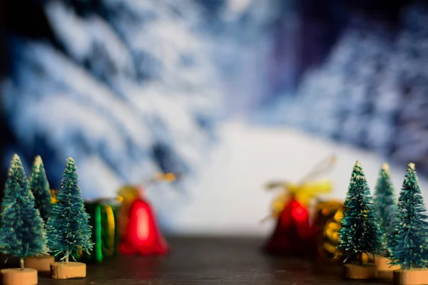 Närbild dekoration jul träd och julklappar isolerad på bokeh bakgrund — Stockfoto