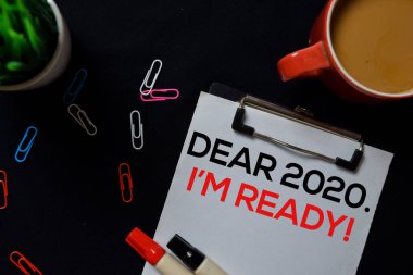 Sevgili 2020 Hazırım! Kara tahta arkaplanına izole edilmiş belge üzerine yaz.