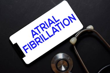 Akıllı telefondan Atrial Fibrilasyon metni. Üst görünüm siyah arkaplanda izole edildi. Sağlık / Tıbbi Konsept