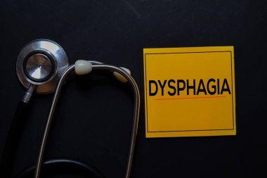 Yapışkan notlar üzerine disfaji metni. Üst görünüm siyah arkaplanda izole edildi. Sağlık / Tıbbi Konsept