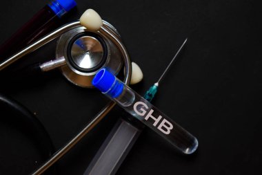 GHB metni. Üst görünüm siyah arkaplanda izole edildi. Sağlık / Tıbbi Konsept