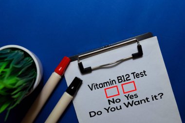 B12 vitamini testi, ister misin? Evet ya da hayır. Ofis masasında.