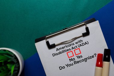 Engelli Amerikalılar Yasası (Ada), Rezognize Ediyor musunuz? Evet ya da hayır. Ofis masasında.