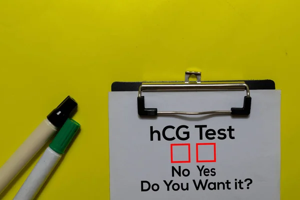Test hCG, tu le veux ? Oui ou non. Sur fond de bureau — Photo