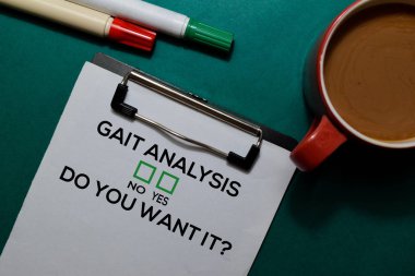 Gait Analizi, ister misin? Evet ya da hayır. Ofis masasında.