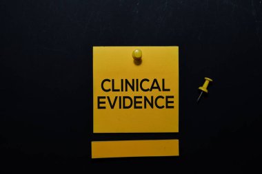 Klinik kanıtlar ofis masasındaki izole notlara yazılır. tıp ve eğitim kavramı.