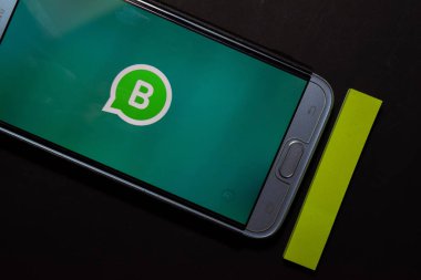 Bekasi, Batı Java, Endonezya. 13 Aralık 2019: Whatsapp Business dev uygulaması Smartphone ekranında. Whatsapp Business Whatsapp Business tarafından geliştirilen ücretsiz bir web tarayıcısıdır.