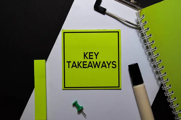 Key Takeaways en pegajoso Notas aisladas en el escritorio de la oficina. —  Fotos de Stock