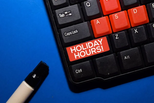 Urlaubszeit! Schreiben auf Tastatur isoliert auf Laptop-Hintergrund — Stockfoto